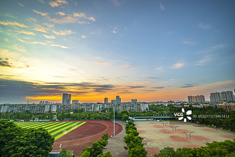 成都新都区西南石油大学六月日出朝霞图片素材