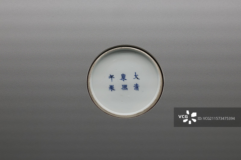 上海博物馆东馆中国古代文明陶瓷瓷器工艺瓷盘瓷壶底部落款铭文特写图片素材