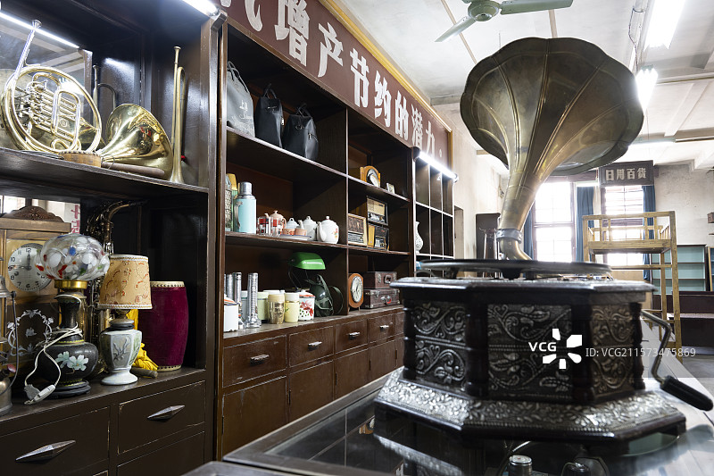 年代感剧组拍戏道具置景观供销社宣传栏公共汽车柜台长途电话岗亭图片素材