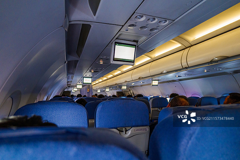 飞机客舱内景及乘客座位图片素材