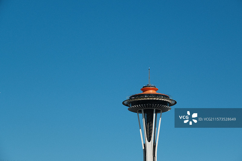 美国西雅图蓝色天空下的太空针塔图片素材