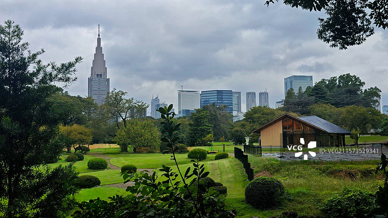 新宿御苑位于东京，是日式与法式庭园结合的公园，融合多种风格，四季如画，樱花季与菊花展时尤为迷人。图片素材