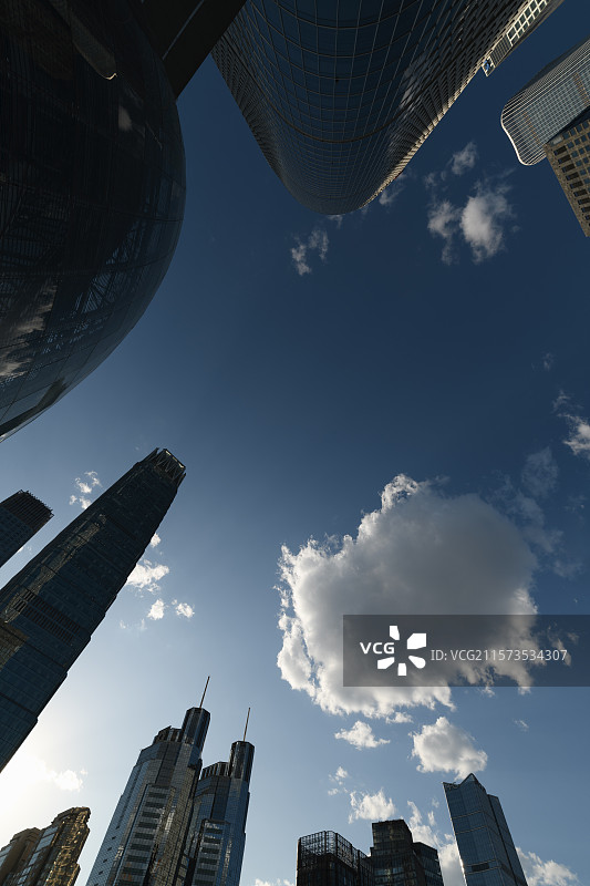 低视角拍北京CBD国贸地标建筑逆光云景图片素材