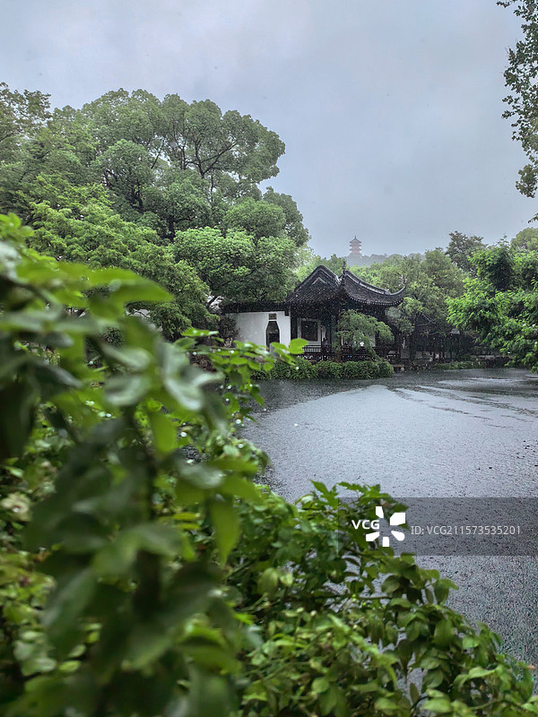 大雨中的无锡锡惠公园寄畅园锦汇漪及知鱼槛与远处借景的龙光塔图片素材