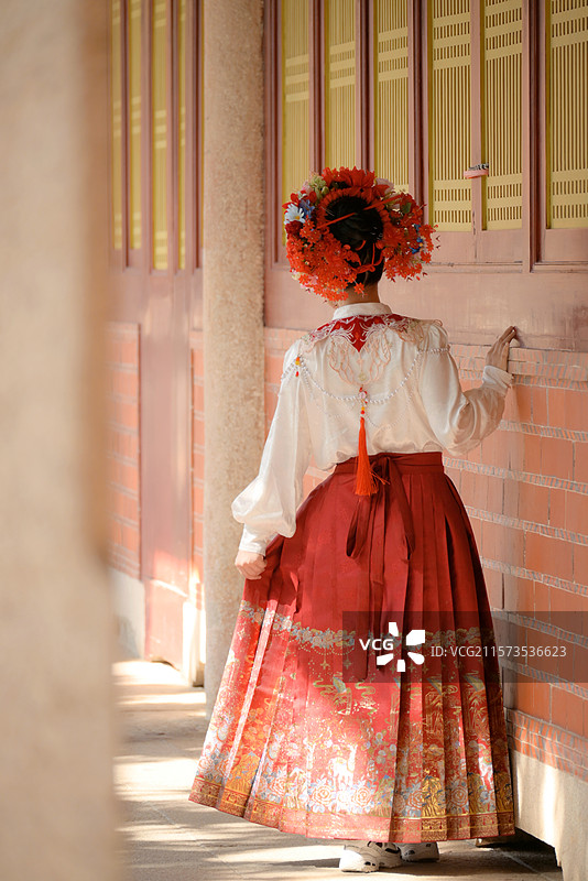 福建泉州开元寺里的簪花围马面裙女生图片素材