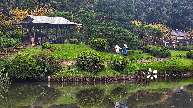 新宿御苑位于东京，是日式与法式庭园结合的公园，融合多种风格，四季如画，樱花季与菊花展时尤为迷人。图片素材