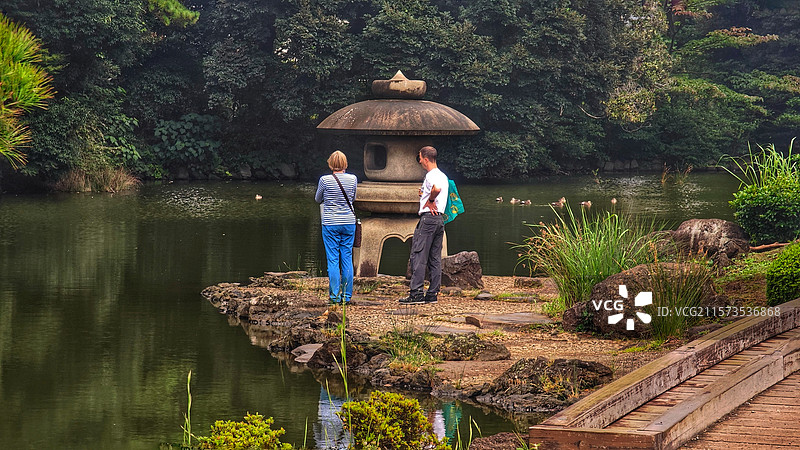 新宿御苑位于东京，是日式与法式庭园结合的公园，融合多种风格，四季如画，樱花季与菊花展时尤为迷人。图片素材