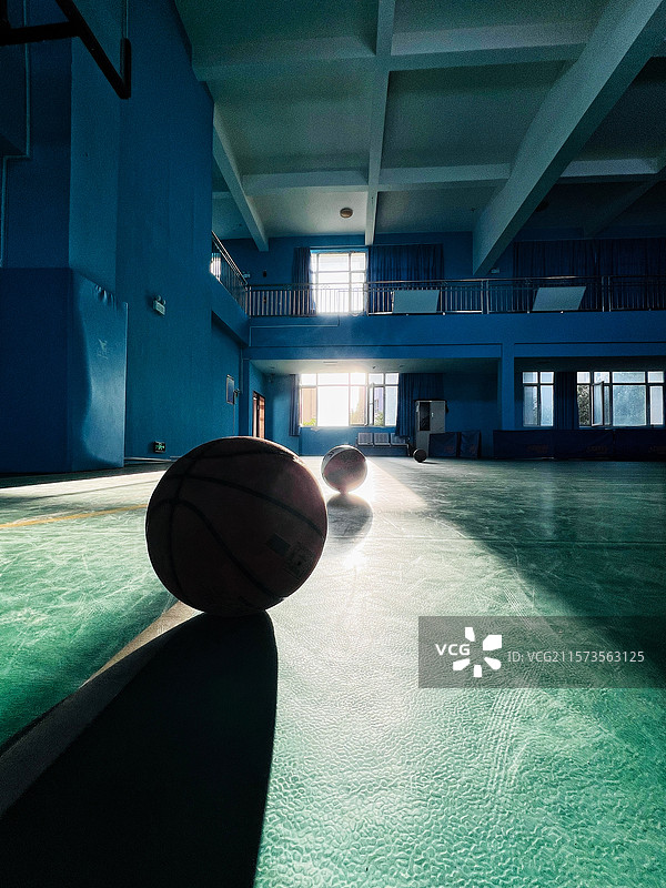 黄昏时分篮球场上的篮球图片素材