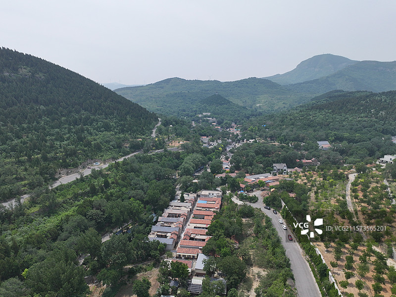航拍济南朱家峪村夏季自然风光与古柏树图片素材