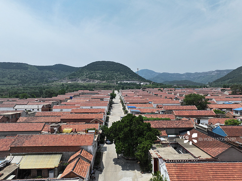 航拍济南朱家峪村夏季自然风光与古柏树图片素材