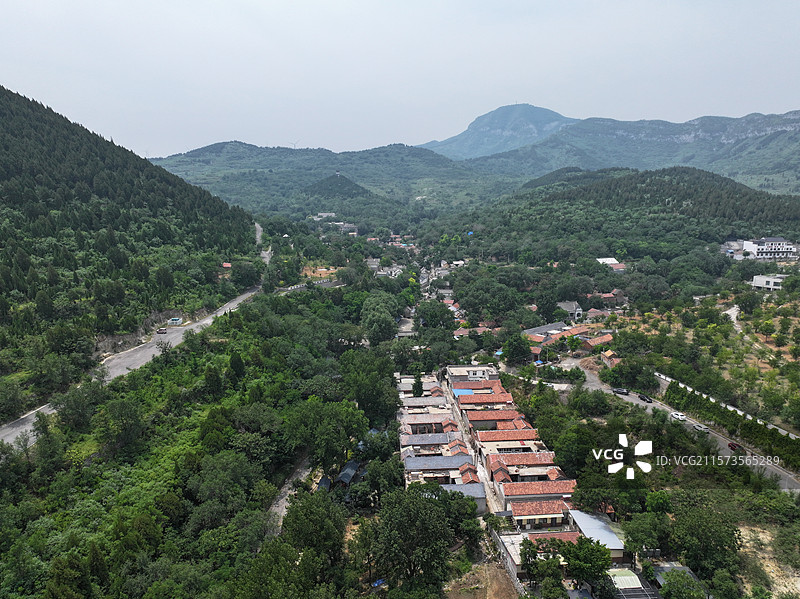 航拍济南朱家峪村夏季自然风光与古柏树图片素材
