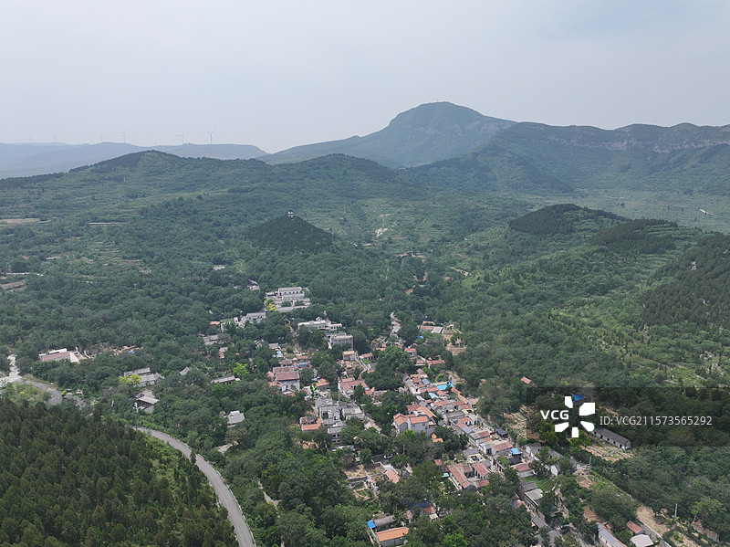 航拍济南朱家峪村夏季自然风光与古柏树图片素材