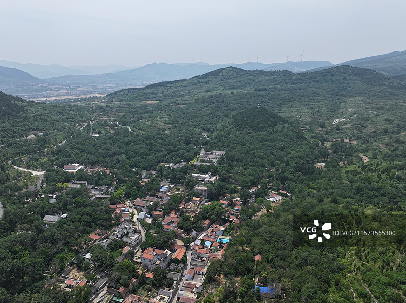 航拍济南朱家峪村夏季自然风光与古柏树图片素材