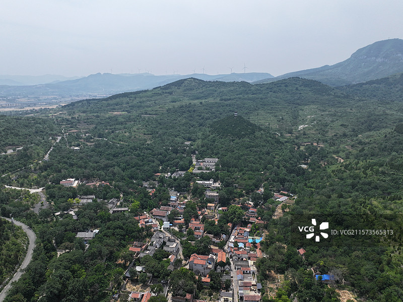 航拍济南朱家峪村夏季自然风光与古柏树图片素材