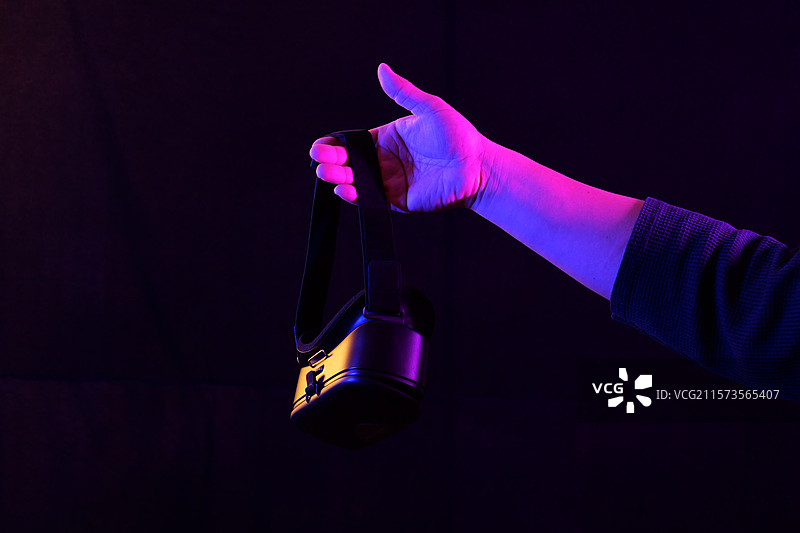 一个亚洲男人佩戴VR眼镜，正在沉浸体验VR虚拟现实世界图片素材