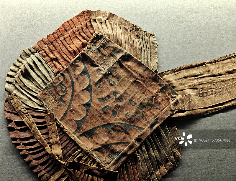 青海省博物馆藏唐代紫地黄绿色花卉纹“吉”字锦覆面图片素材