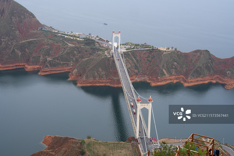甘肃省临夏刘家峡大桥，是西北地区最大跨度的悬索桥，跨越刘家峡水库黄河支沟图片素材