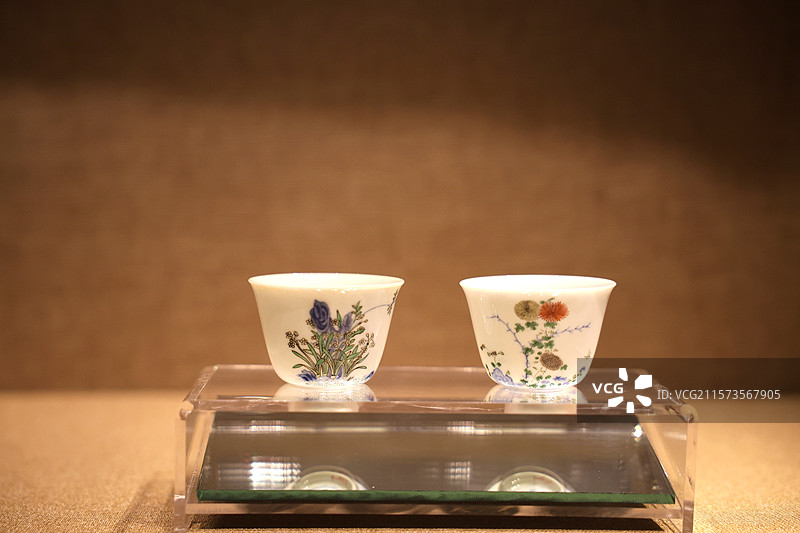 吉林大学考古与艺术博物馆，斗彩十二月花纹杯（水仙、菊花）图片素材
