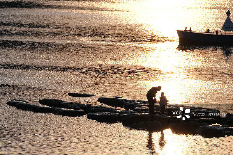 父女陪伴江边剪影图片素材