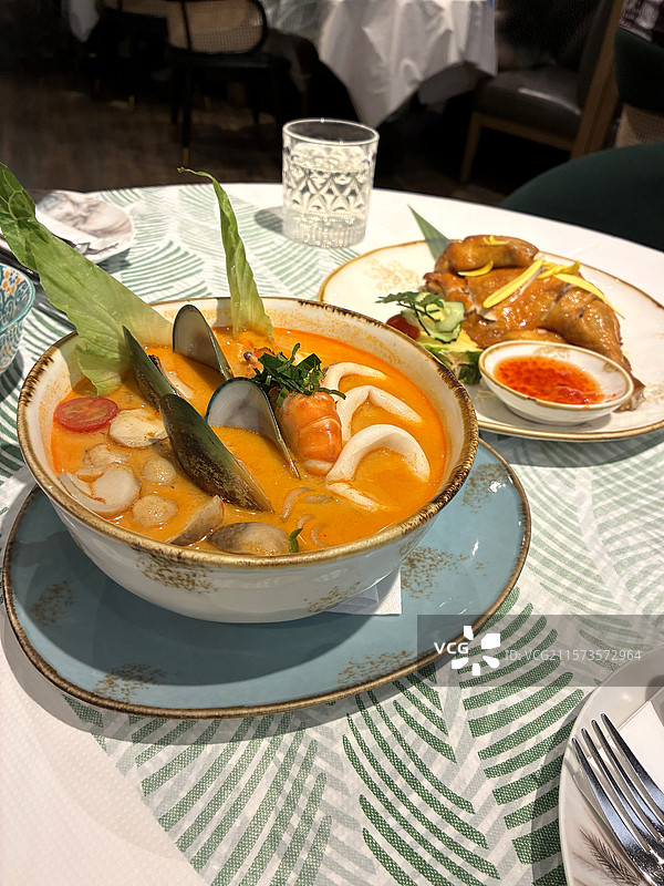 越南菜系-海鲜冬阴功烧鸡无骨鸡爪图片素材