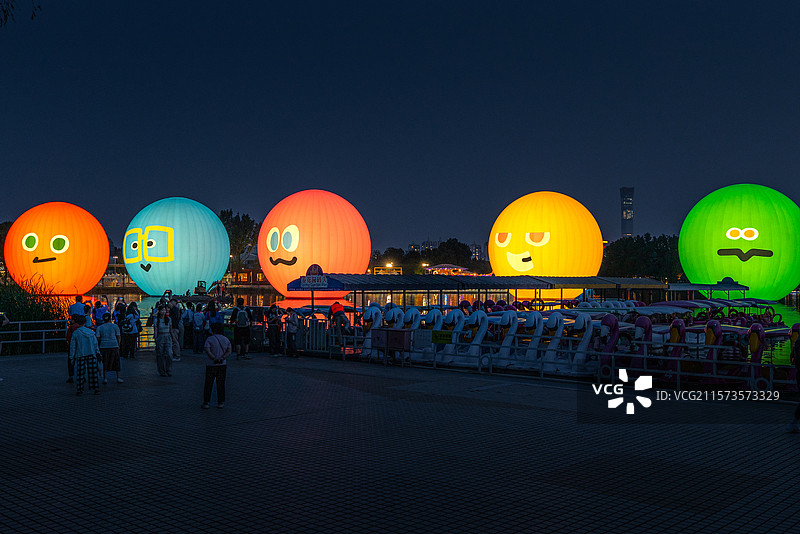 北京朝阳公园五月天玩偶湖面景色夜景图片素材