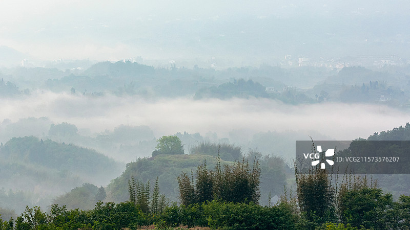 宜宾长宁晨雾缭绕高山丘陵的梦幻景致图片素材