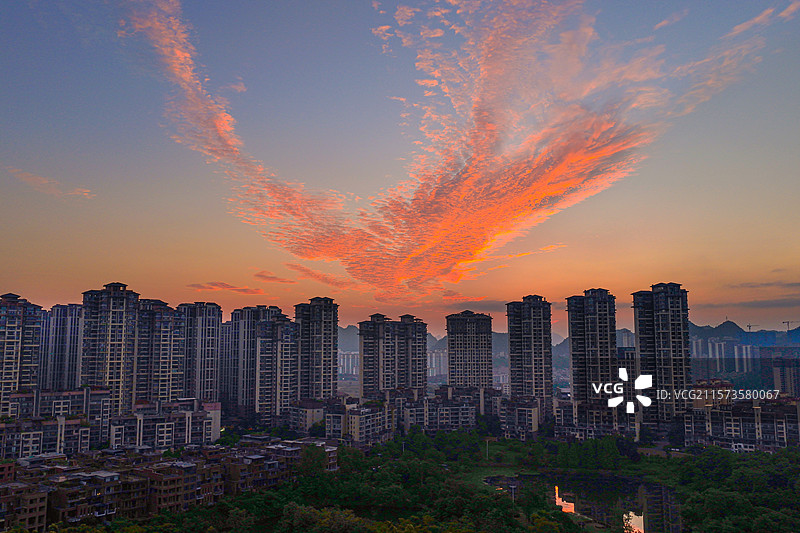 贵阳清晨天空惊现彩云酷似火凤凰好大一只吉祥鸟图片素材