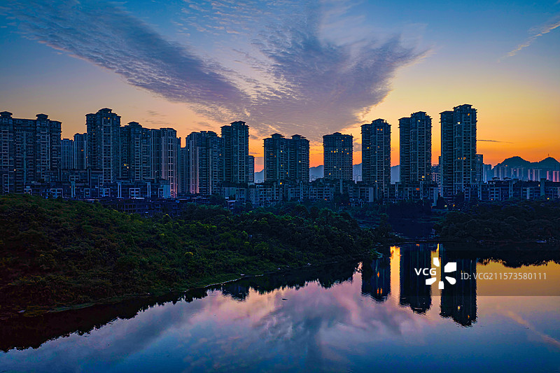 贵阳清晨天空惊现彩云酷似火凤凰好大一只吉祥鸟图片素材