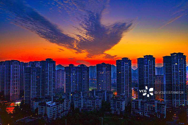 贵阳清晨天空惊现彩云酷似火凤凰好大一只吉祥鸟图片素材