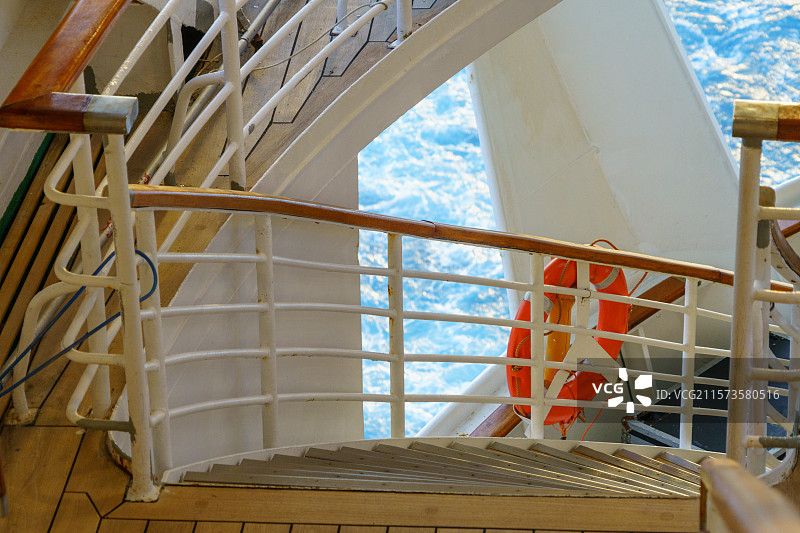 邮轮船尾旋转楼梯图片素材