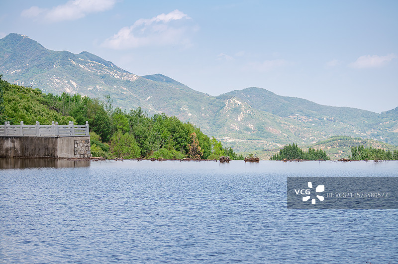 中国自然风光拍摄主题，山东泰安泰山东汉御道风景区，高大水坝和绿色未央湖水库，蓝色天空，户外白昼无人图图片素材