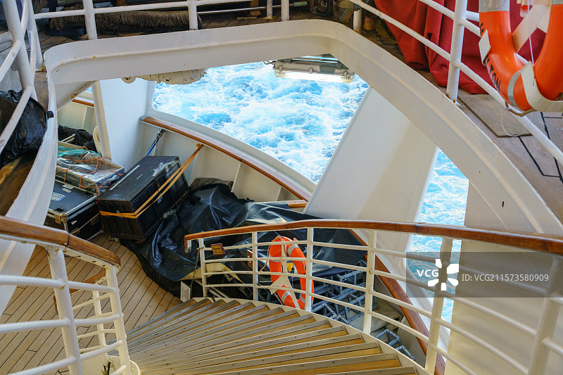 邮轮船尾旋转楼梯图片素材