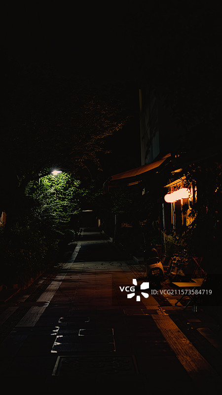 夜间照明道路的低角度视图图片素材