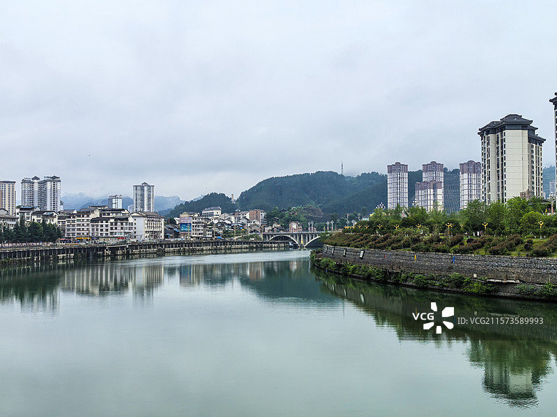 仰阿莎的故乡中国贵州黔东南剑河县清水江畔清晨的城市风光，仰阿莎大雕像广场图片素材