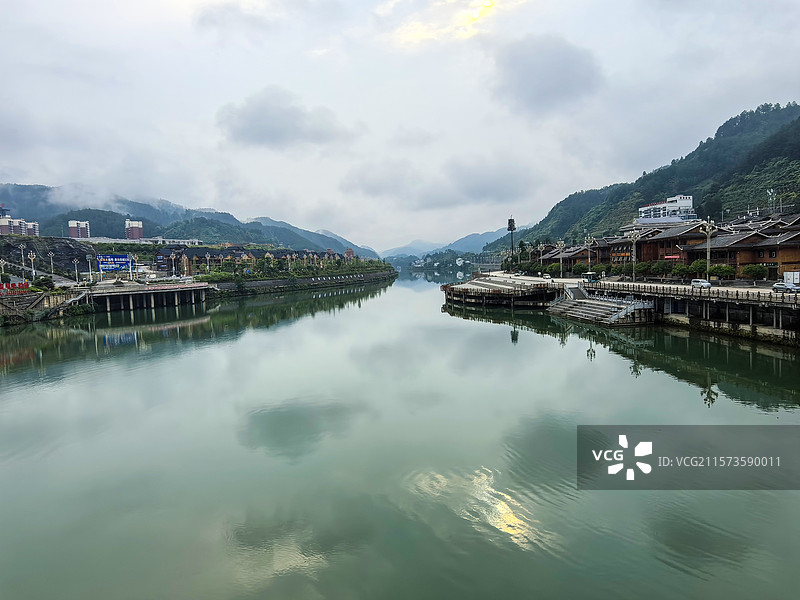 仰阿莎的故乡中国贵州黔东南剑河县清水江畔清晨的城市风光，仰阿莎大雕像广场图片素材