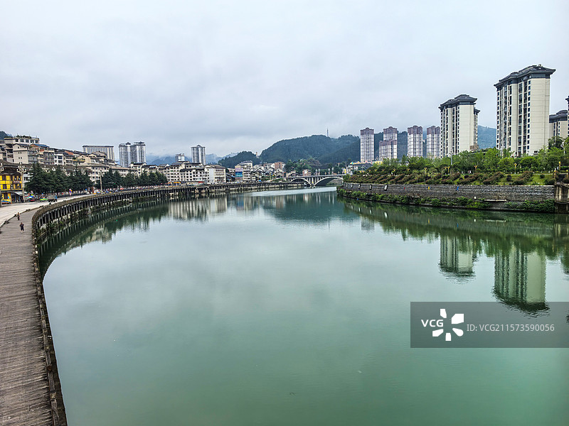 仰阿莎的故乡中国贵州黔东南剑河县清水江畔清晨的城市风光，仰阿莎大雕像广场图片素材