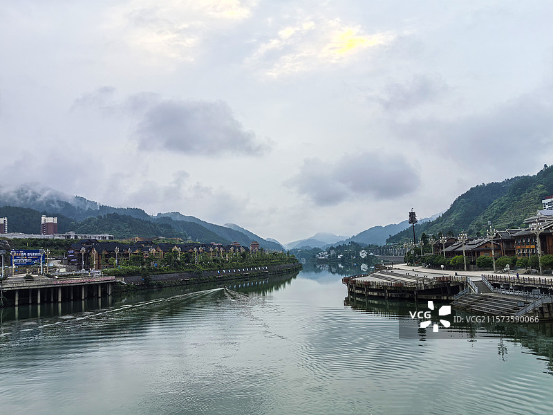 仰阿莎的故乡中国贵州黔东南剑河县清水江畔清晨的城市风光，仰阿莎大雕像广场图片素材