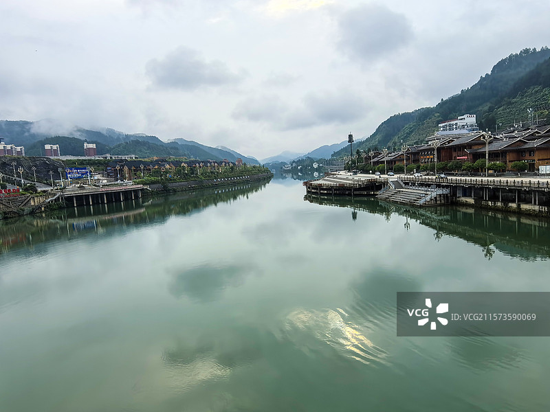 仰阿莎的故乡中国贵州黔东南剑河县清水江畔清晨的城市风光，仰阿莎大雕像广场图片素材