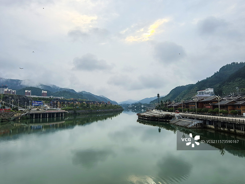 仰阿莎的故乡中国贵州黔东南剑河县清水江畔清晨的城市风光，仰阿莎大雕像广场图片素材