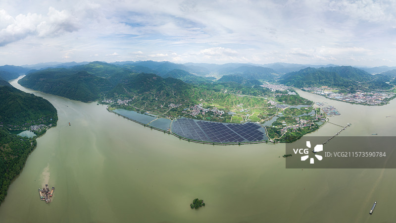 杭州建德三都镇富春江口太阳能光伏全景航拍图片素材