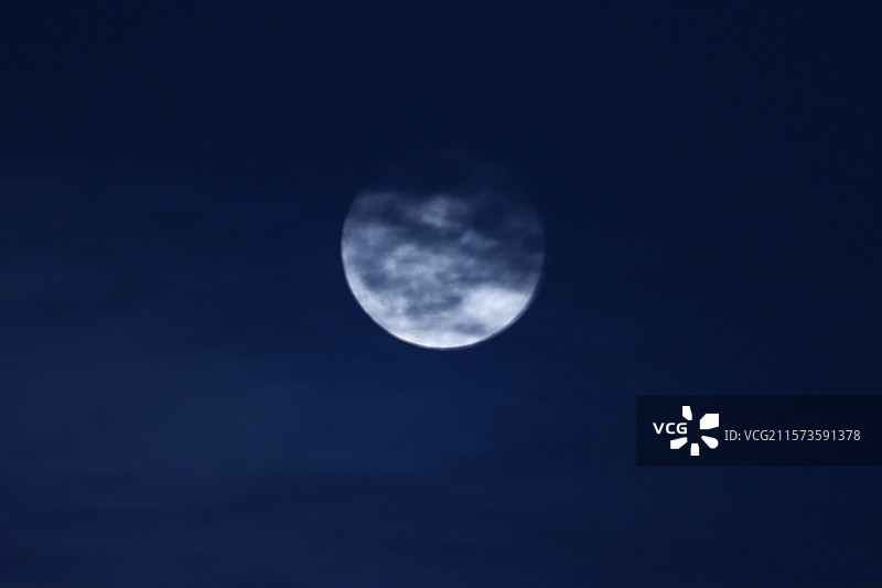 满月时的彩云追月图片素材