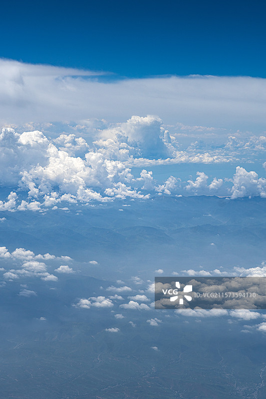 穿过飞机窗户 看新疆天山 云层、天空、山脉图片素材
