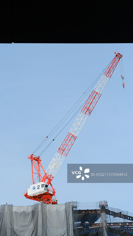 蓝天下的吊车特写图片素材