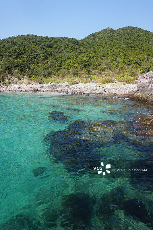 清澈见底的果冻海玻璃海沙滩海滩，香港西贡半月湾沙滩，厦门湾，香港海岛游图片素材