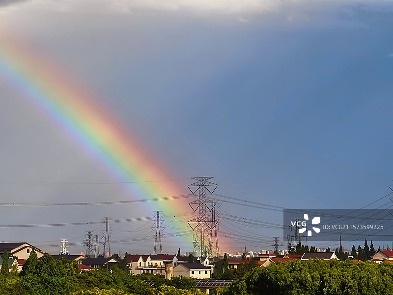 暴风雨前的彩虹图片素材