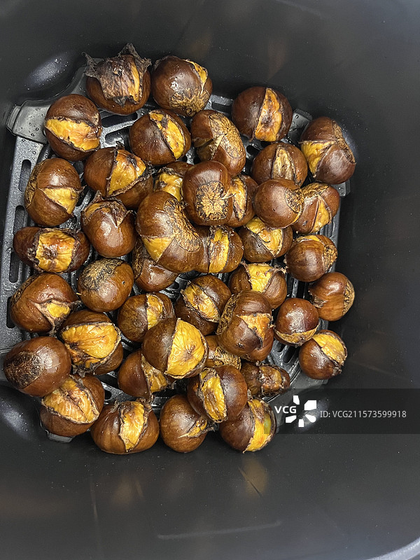 空气炸锅烤板栗图片素材