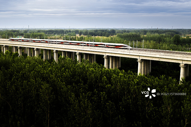 飞驰的高铁图片素材