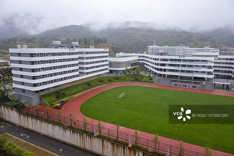 高中校园，草坪，操场足球场田径场，备考图片素材