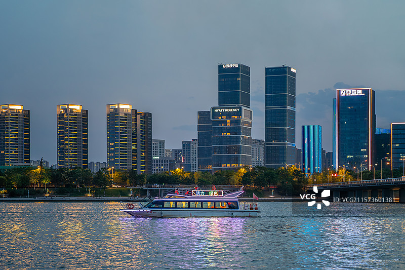 夜景下的西安浐灞后海游船与城市风光图片素材