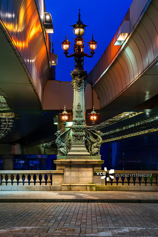 日本东京都中央区“日本桥”灯柱和龙型装饰图片素材